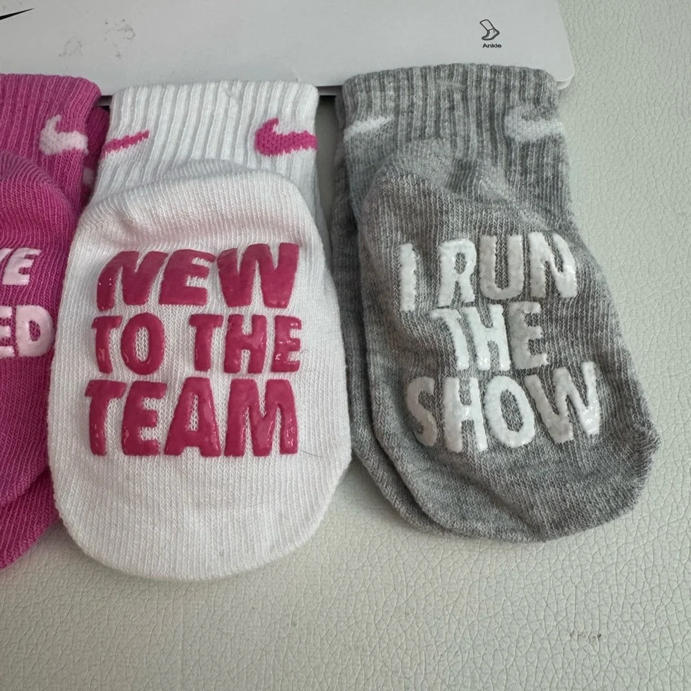 NWT Nike girls ankle grippy socks